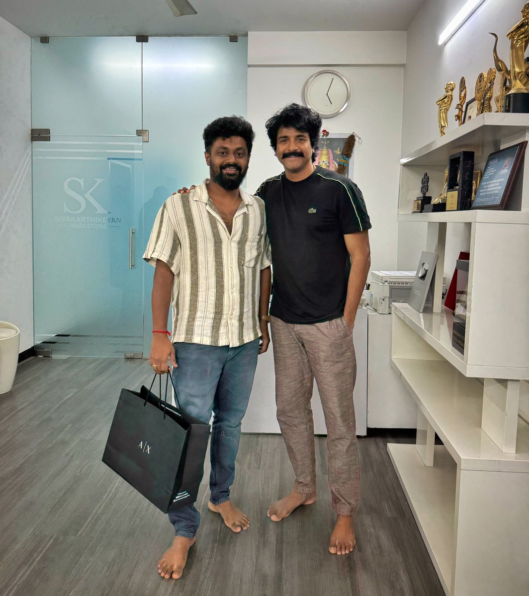 Vinayak Chandrasekaran (@imvinayakk) on Twitter photo Thank you so much for the wishes and gift <a href="/Siva_Kartikeyan/">Sivakarthikeyan</a> anna ❤️
This year bday is very special !! Thank you so much for the wishes and gift <a href="/Siva_Kartikeyan/">Sivakarthikeyan</a> anna ❤️
This year bday is very special !!