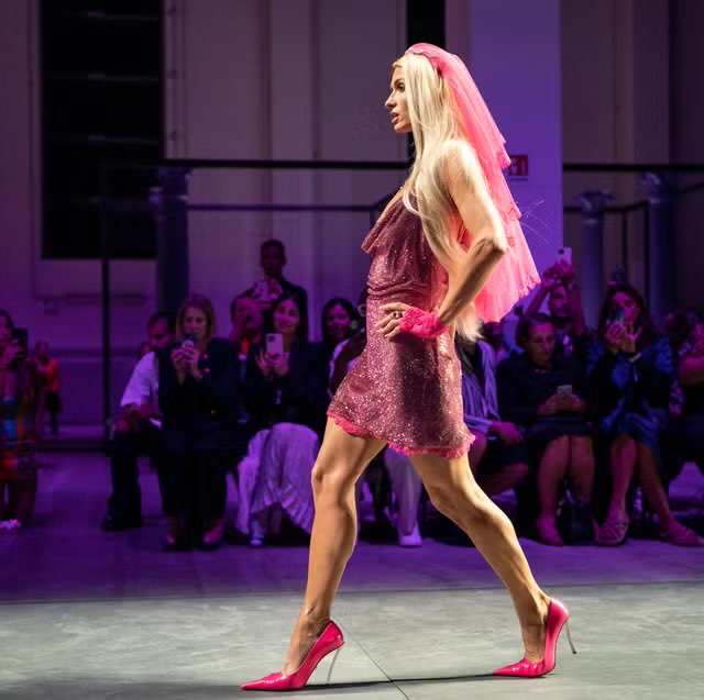 mercedesg777's tweet photo. #ParisHilton for #Versace https://t.co/AsDisaMJFy