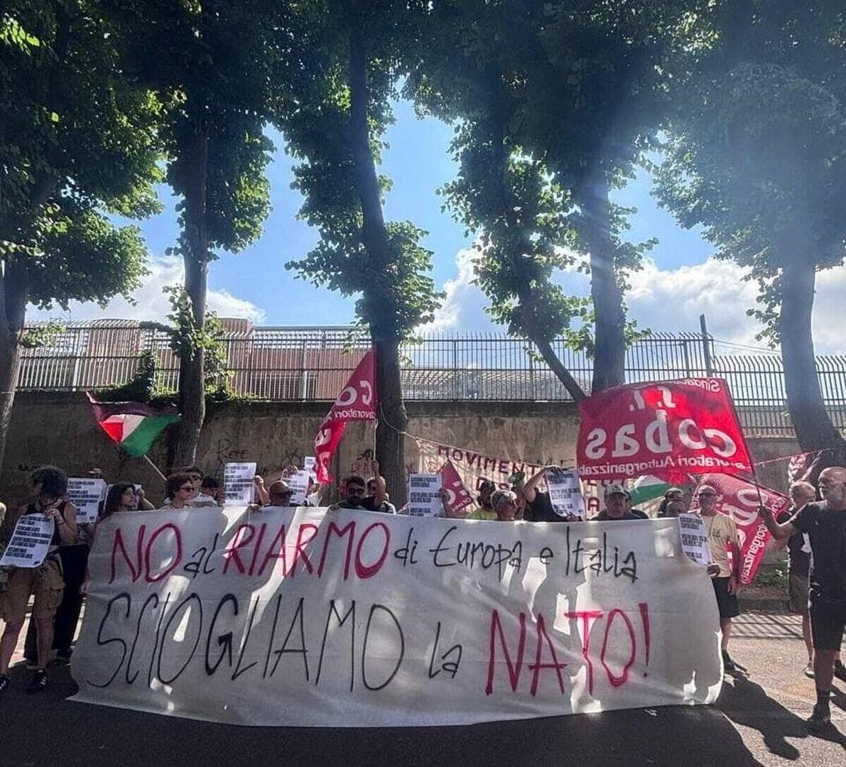 Disoccupati bruciano simboli Nato: "Servizi tagliati, però i soldi per il riarmo ci sono..." ift.tt/YkCTGUh