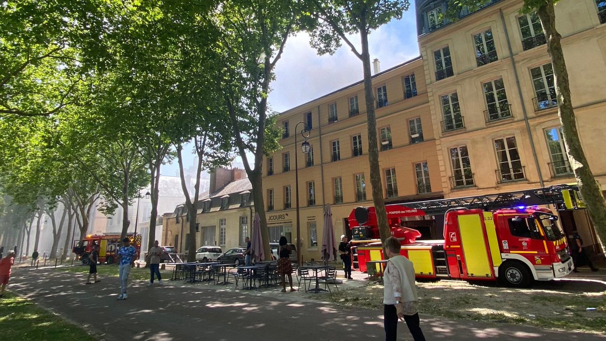 Versailles's tweet image. 🚨 INCENDIE : CIRCULATION PERTURBÉE RUE DE L'ASSEMBLÉE NATIONALE / AVENUE DE PARIS
Un incendie s'est déclaré ce jour (24 juin) en fin de matinée à proximité du croisement entre la rue de l'Assemblée Nationale et de l'avenue de Paris.
La circulation est interrompue rue de…