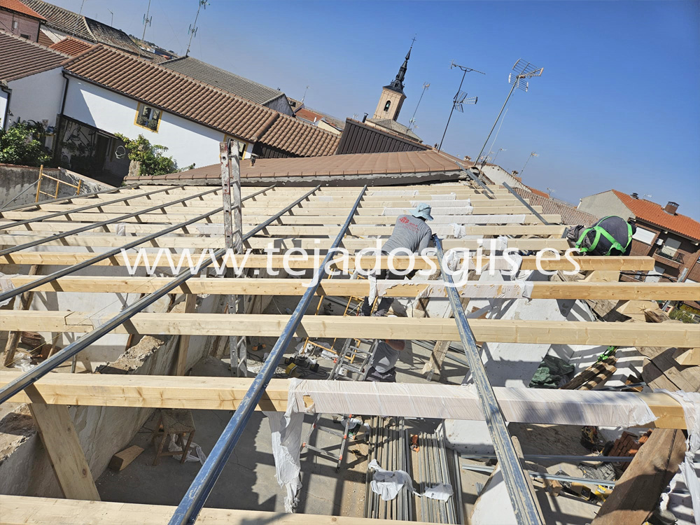 TejadosGILS's tweet photo. 🏗️ Necesitas hacer la REFORMA del TEJADO❓ Buscas una empresa especializada en REHABILITACIÓN de CUBIERTAS de edificios y naves industriales en Madrid❓
El verano☀️ es la mejor época para hacer estas obras, evitando meses de lluvia y frío.
👷Llama a @TejadosGILS y te ayudamos❗ https://t.co/My3hddOOBQ