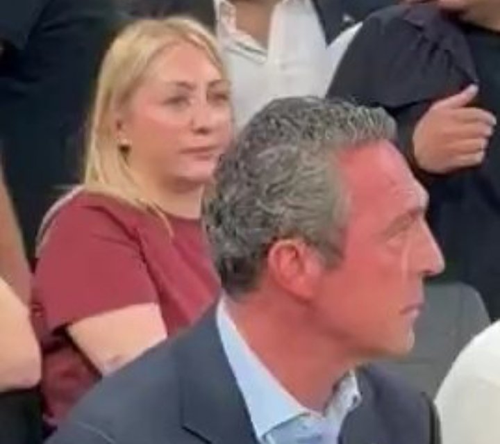 Düşün ülkenin en büyük holdinginin veliahtı olacaksın ama; gittiğin heryerde yuhalanıp, itilip yerlere düşeceksin. 300 milyon Euro para verdiğin camian bile seni sevmeyecek. Cidden zor ve utanç verici bir durum.. MOR-Ali