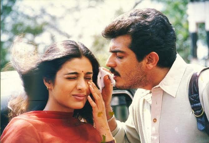 தூசி

அறை முழுதும் 
நிரம்பிருப்பினும் 
எங்கோ 
படர்ந்திருக்கும் 
தூசிகளாய்..!!
உலகினிலே
நானிருப்பினும்
தூசிகளாய்
என் இதயம் 
துடித்துக் 
கொண்டிருக்கும் 
என்றாவது 
நீ அதனை தொடுவாயென..!!

Pic :- @ranima2020