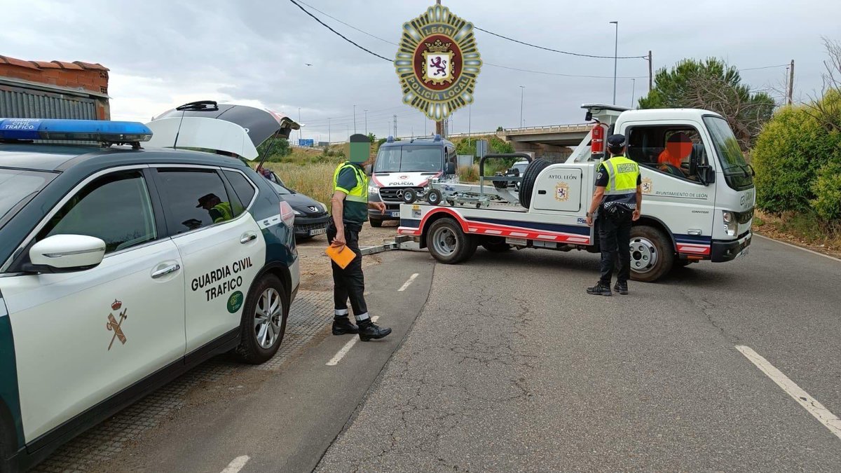 Policía Local de León (@leonpolicia) on Twitter photo 👮🚔👮♀️ #Tu092León y el Subsector de Tráfico de <a href="/guardiacivil/">Guardia Civil</a> de #LeónEsp establecen conjuntamente un dispositivo especial de control de verificación de alcohol y drogas en diversos puntos de entrada y salida de #LeónEsp ,en la noche de #SanJuan para garantizar la seguridad vial 👮🚔👮♀️ #Tu092León y el Subsector de Tráfico de <a href="/guardiacivil/">Guardia Civil</a> de #LeónEsp establecen conjuntamente un dispositivo especial de control de verificación de alcohol y drogas en diversos puntos de entrada y salida de #LeónEsp ,en la noche de #SanJuan para garantizar la seguridad vial
