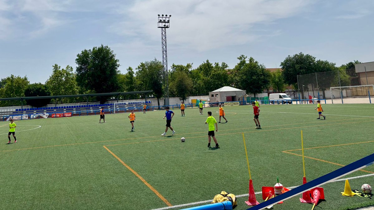 Ayer comenzó nuestro Campus de Verano🏖️🧊, y hoy seguimos a tope con la segunda jornada, y nos llevará hasta el próximo 4 de julio.
Tendremos Tecnificación, Fútbol, Juegos de agua, Piscina, diversión y mucho mundo fútbol. ⚽

#EFSanMartin l #elclubdetupueblo