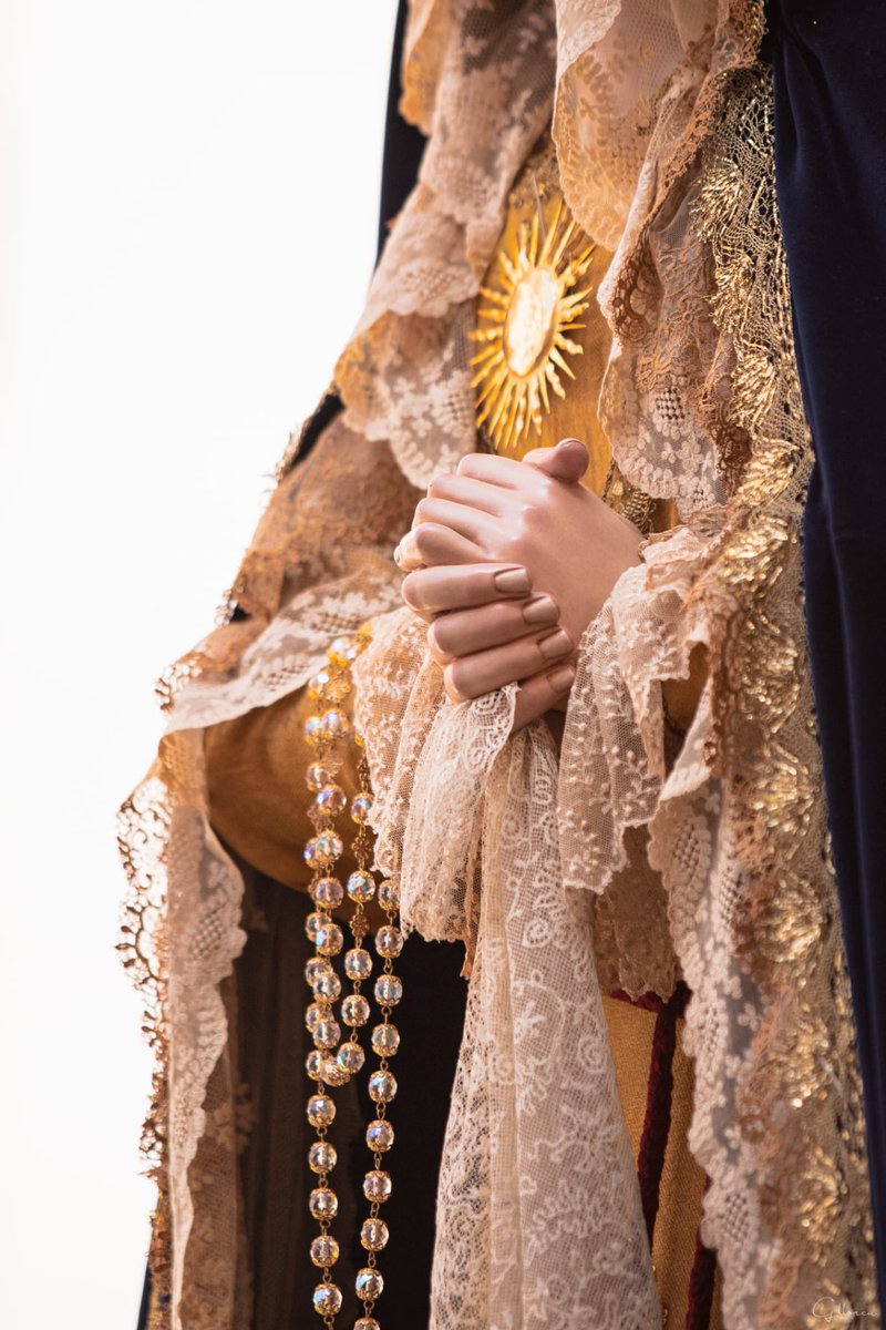 Traes en tus manos la luz del Corpus, y en tu rostro la alegría de haber sido madre, custodia y testigo del Sacramento que salva.

📸 <a href="/UrbanoGllorca/">Urbano G.Llorca</a> 

#CofradíasMLG #CorpusChristi #VisperasMLG #SolVictoriana