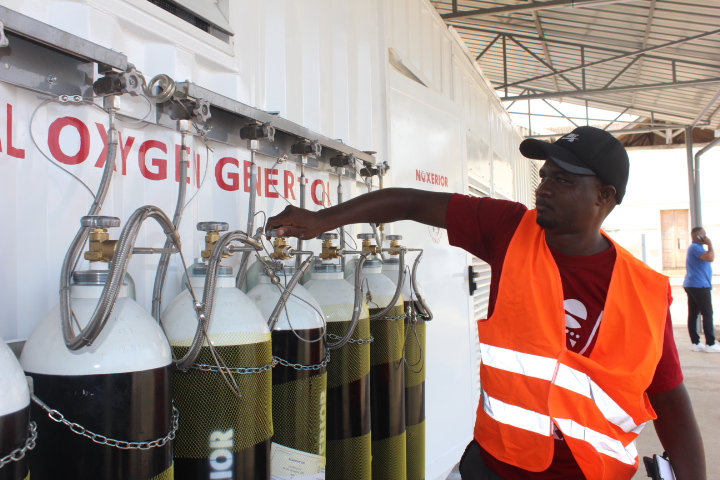 UndpStp's tweet image. São Tomé and Príncipe takes a vital step in healthcare!
On 20 June, UNDP &amp;amp; the Ministry of Health handed over a new Oxygen Plant at Ayres de Menezes Hospital, a major boost for critical care access and lifesaving oxygen supply.#UNDPSTP #GlobalFund  #ODS17 #HealthForAll