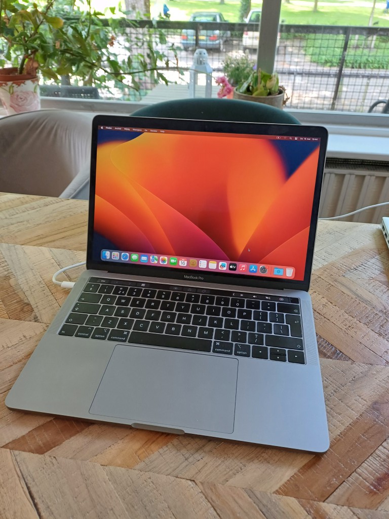 ADMTrading's tweet photo. Enkele stoelen en Macbooks. Zie https://t.co/OYuV91866h voor alle verkopen. https://t.co/pcUsjtna71