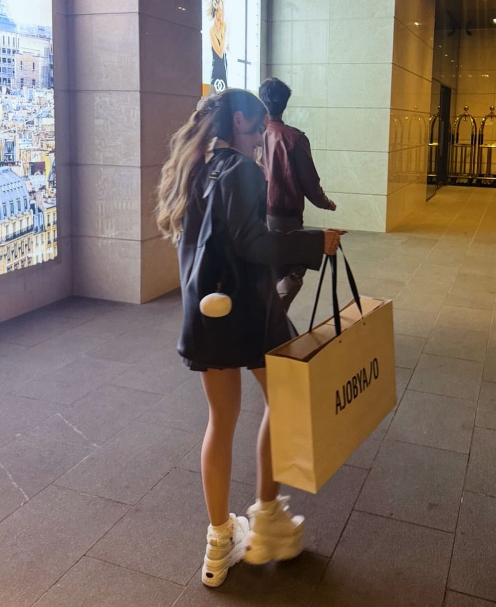 엥 도브 카메론 한국와서 아조바이아조에서 쇼핑했네 개웃