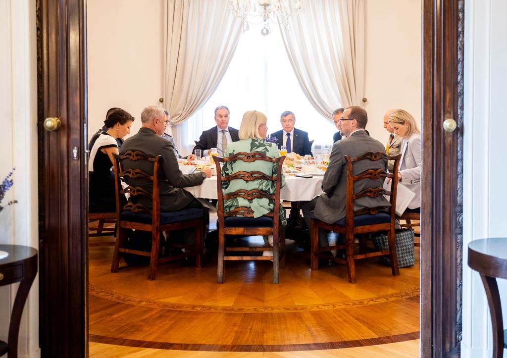 Diplomatie ist unersetzbar und gerade in Phasen mit sehr angespannten Sicherheitslagen besonders wichtig. Danke für den interessanten Gedankenaustausch mit den Botschaftern aus Deutschland, Frankreich und Polen heute Vormittag. 🇩🇪🇫🇷🇵🇱🇦🇹