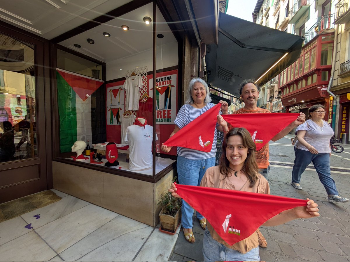 Pañuelos, camisetas y banderas palestinas de <a href="/yala_nafarroa/">YalaNafarroa</a> en la super tienda de comercio justo de <a href="/SETEMNA/">SETEMNavarraNafarroa</a> (Calle Mercaderes, 20, Iruñea). Ya a la venta. ¡Pásate y pásalo a tu gente antes de que vuelen!