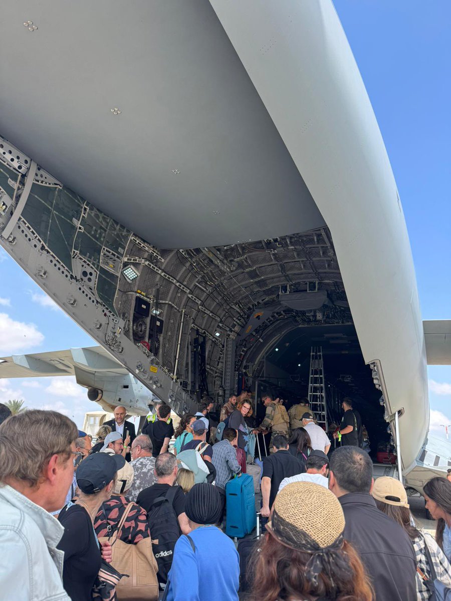 Scandale d’état: la France ne rapatrie pas les touristes Français d’Israel. Elle les exfiltre à leurs frais! Ils doivent payer 300€ pour monter à Tel Aviv dans un avion militaire qui les dépose à Chypre. Ensuite, Ils doivent (pour l’instant) voyager par leurs propres moyens