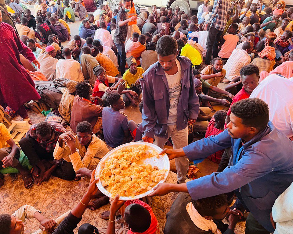 IOMSudan's tweet image. Stranded for days, 5,000+ people, many children, fleeing the Sudan–Libya–Egypt triangle crossed into Sudan, exhausted and dehydrated.
IOM, NADA & Halfa Emergency Rooms responded with:
✅ Food
✅ Water
✅ Health & protection support
Despite the harsh conditions, aid continues.