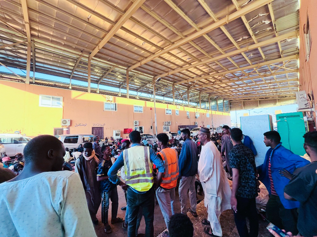 IOMSudan's tweet image. Stranded for days, 5,000+ people, many children, fleeing the Sudan–Libya–Egypt triangle crossed into Sudan, exhausted and dehydrated.
IOM, NADA & Halfa Emergency Rooms responded with:
✅ Food
✅ Water
✅ Health & protection support
Despite the harsh conditions, aid continues.