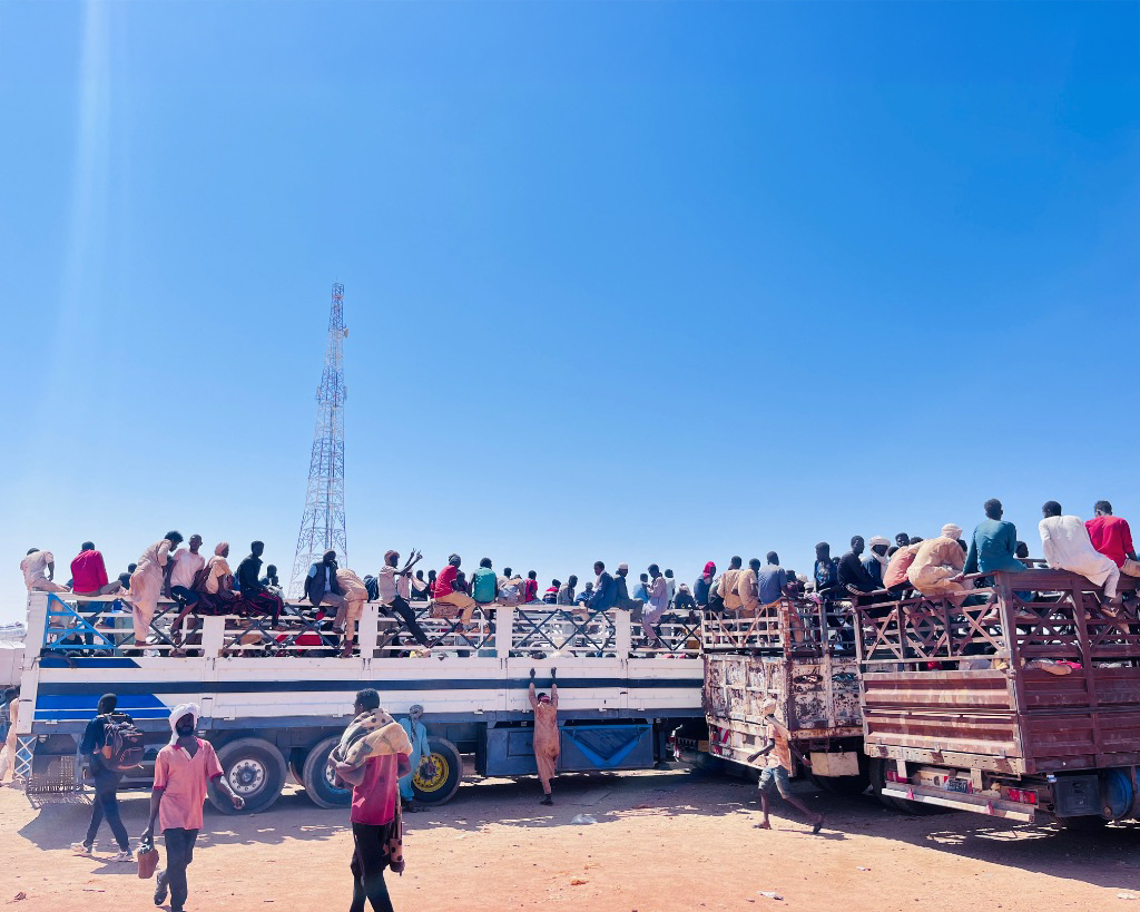 IOMSudan's tweet image. Stranded for days, 5,000+ people, many children, fleeing the Sudan–Libya–Egypt triangle crossed into Sudan, exhausted and dehydrated.
IOM, NADA & Halfa Emergency Rooms responded with:
✅ Food
✅ Water
✅ Health & protection support
Despite the harsh conditions, aid continues.