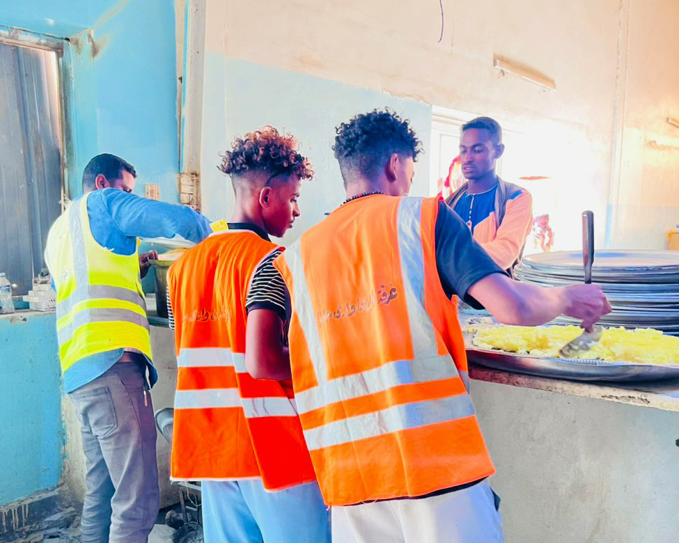 IOMSudan's tweet image. Stranded for days, 5,000+ people, many children, fleeing the Sudan–Libya–Egypt triangle crossed into Sudan, exhausted and dehydrated.
IOM, NADA & Halfa Emergency Rooms responded with:
✅ Food
✅ Water
✅ Health & protection support
Despite the harsh conditions, aid continues.