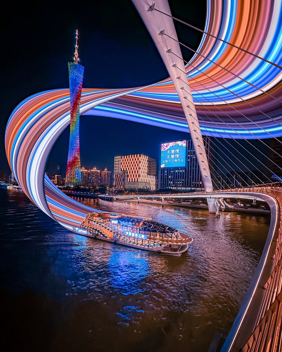 When a #cruise paints the night with light… and it turns into a "rainbow"! 🌈🚢
Big love to @gratiamikha for this stunning shot! 📷 🌊 #PearlRiver #GuangzhouNights #ChinaTravel #visitguangzhou