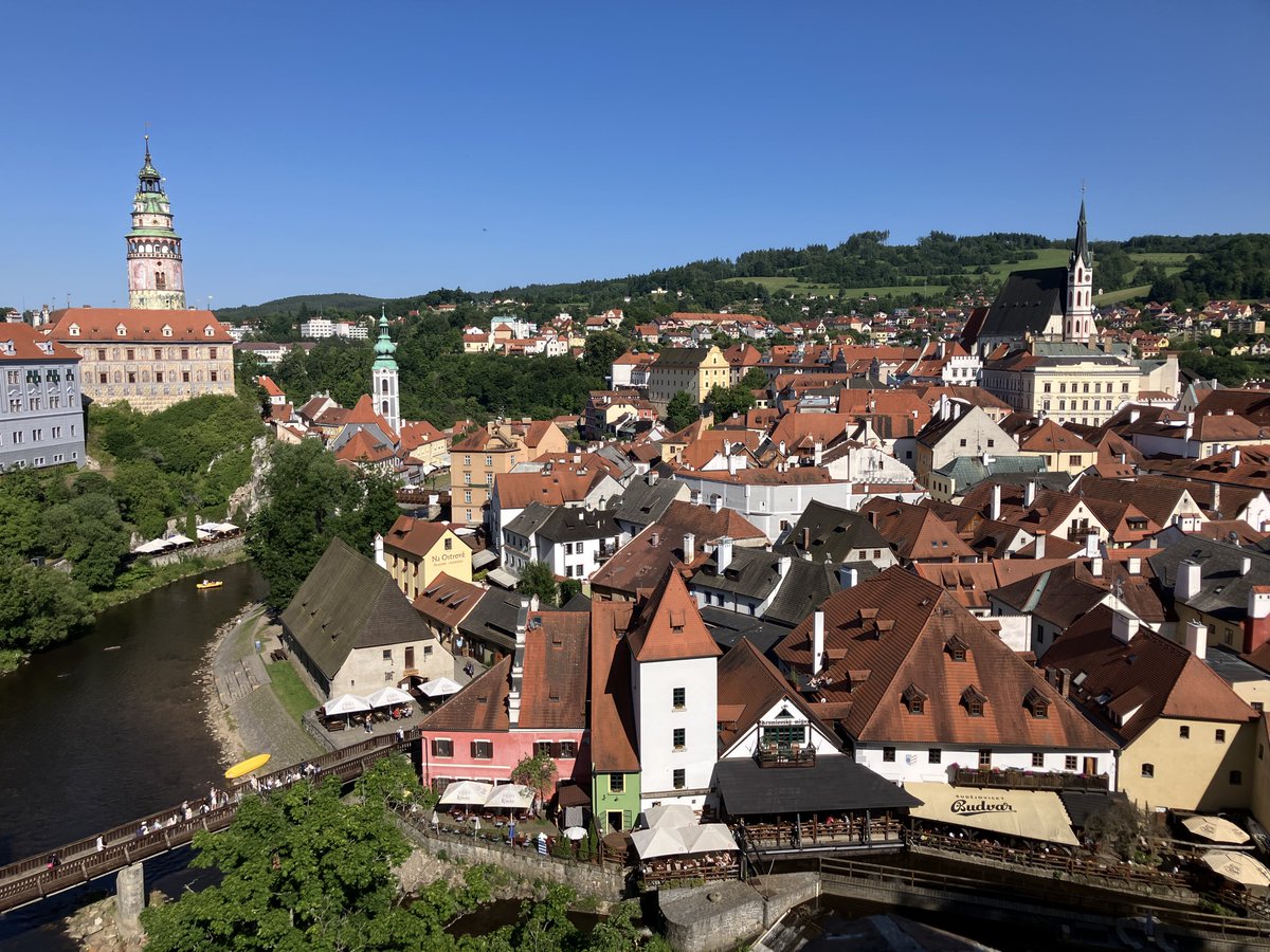 remon_ccc_'s tweet image. チェコ🇨🇿
📍チェスキークルムロフ

絶景スポットから見る景色✨

チェスキークルムロフ城を登ると、
街全体を見渡せる写真が撮れますよ📸

アーチ型の窓から覗く景色も
美しいので必見です✨😆

#チェコへ行こう