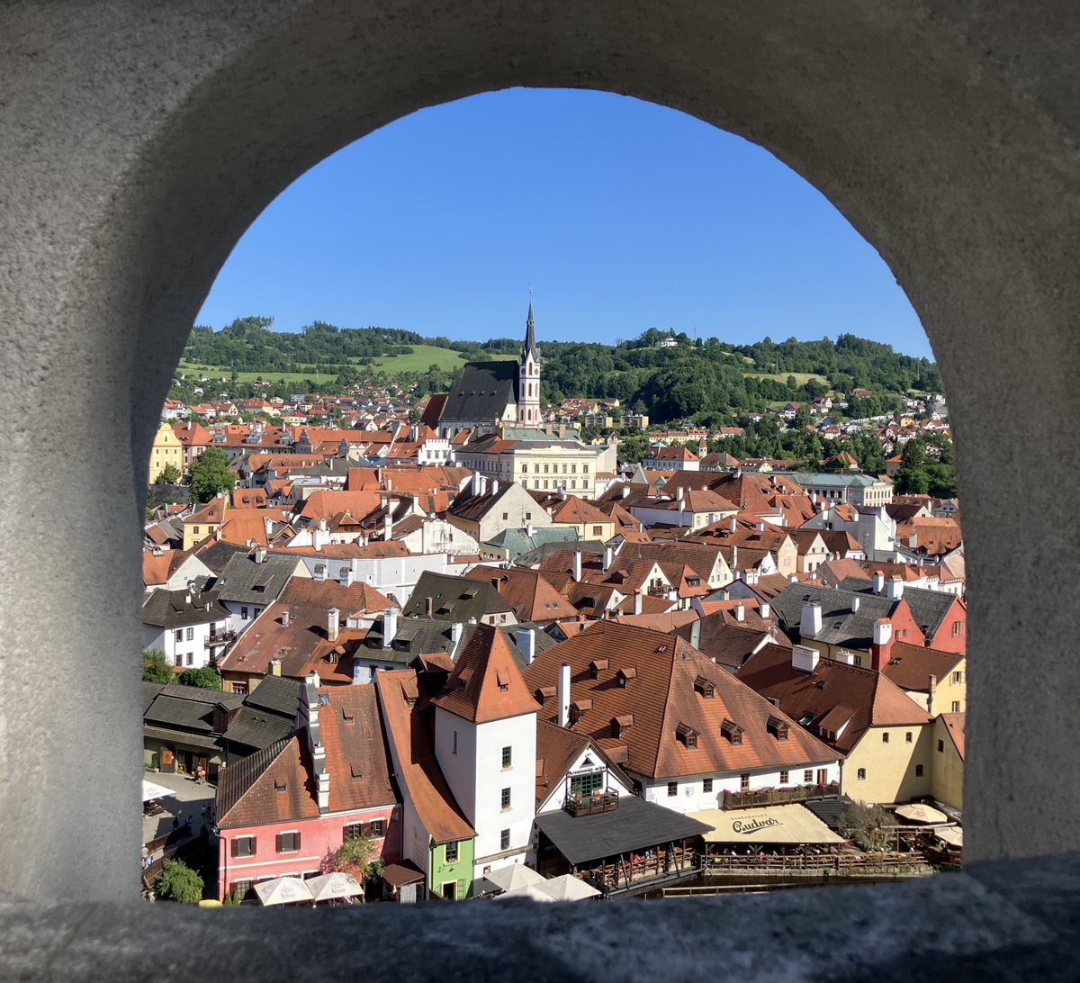 remon_ccc_'s tweet image. チェコ🇨🇿
📍チェスキークルムロフ

絶景スポットから見る景色✨

チェスキークルムロフ城を登ると、
街全体を見渡せる写真が撮れますよ📸

アーチ型の窓から覗く景色も
美しいので必見です✨😆

#チェコへ行こう