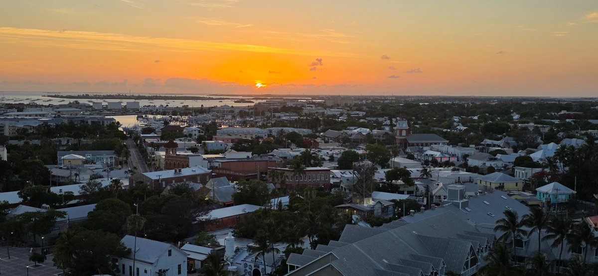 FlaKeysResorts's tweet image. This view... it&apos;s something else.

Standing on that upper deck as the ship glides into Key West at sunrise. That golden light washing over everything. The whole island laid out before you like some kind of postcard come to life.

It&apos;s amazing how a change in perspective can make…