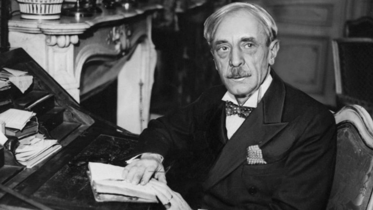 Perguntado o que um de seus poemas queria dizer, o poeta Paul Valéry respondeu que não queria dizer nada:

— O que eu “quis dizer” no poema? A questão não é o que eu quis dizer, mas o que eu quis fazer. Foi essa intenção de fazer que, ela sim, “quis” de fato o que eu disse.
