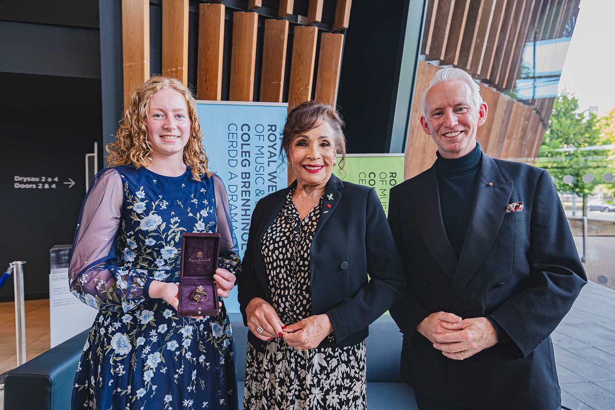 Congratulations to harpist Bethany Coggon who was awarded the inaugural Royal Welsh College Brooch for Harp Excellence by RWCMD President Dame Shirley Bassey at the College’s annual dinner last week.