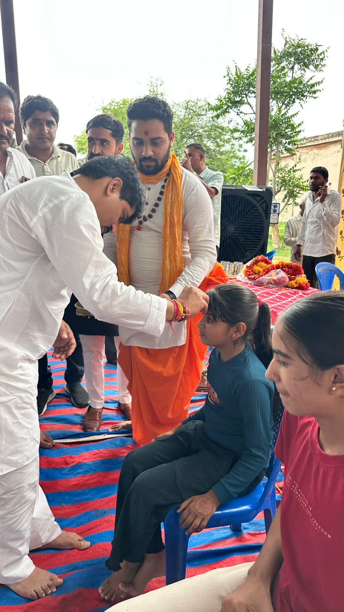 Ghanshyambjp169's tweet photo. ग्राम पंचायत अवंतिपुरा के ग्राम नेवजखेड़ी में विकास की नई पहल! 

ग्राम नेवजखेड़ी में कन्यापूजन कर नेवजखेड़ी से खामखेड़ा मार्ग (लंबाई 1.69 किमी) का भूमिपूजन और टीनशेड निर्माण का लोकार्पण किया गया। कुल ₹358.15 लाख की राशि से इन विकास कार्यों से ग्रामवासियों को बेहतर सुविधाएं और सुदृढ़ बुनियादी ढांचा मिलेगा। 

#विकास #नेवजखेड़ी #अवंतिपुरा #ग्रामीणविकास
@BJP4MP  @BJP4India  @BJPKALAPIPAL @BJP4SHAJAPUR1 @narendramodi  @DrMohanYadav51  @vdsharmabjp  @HitanandSharma @KailashOnline  @nitin_gadkari