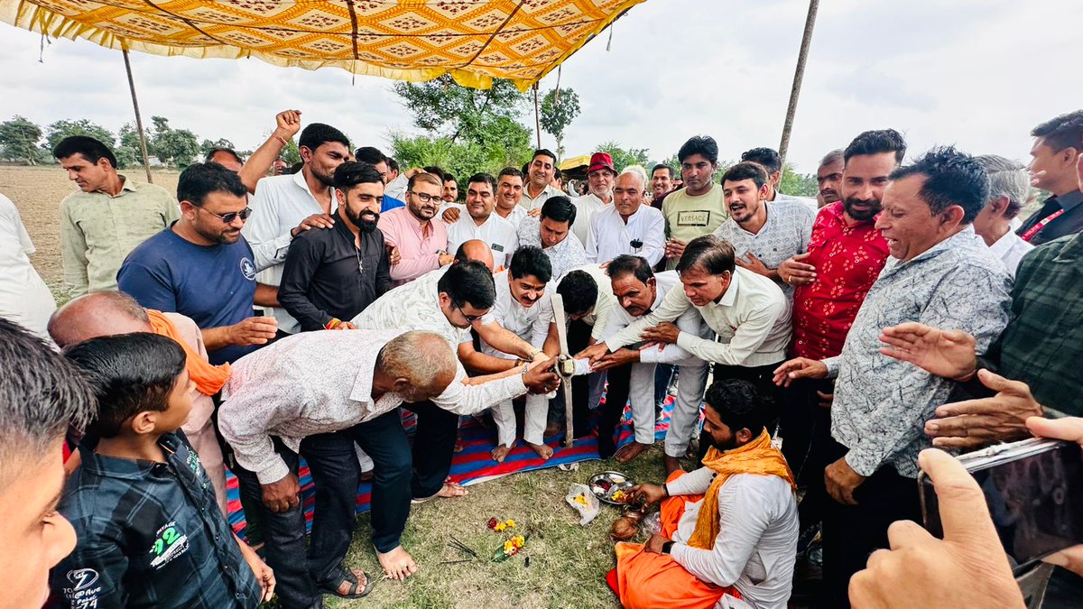 Ghanshyambjp169's tweet photo. ग्राम पंचायत अवंतिपुरा के ग्राम नेवजखेड़ी में विकास की नई पहल! 

ग्राम नेवजखेड़ी में कन्यापूजन कर नेवजखेड़ी से खामखेड़ा मार्ग (लंबाई 1.69 किमी) का भूमिपूजन और टीनशेड निर्माण का लोकार्पण किया गया। कुल ₹358.15 लाख की राशि से इन विकास कार्यों से ग्रामवासियों को बेहतर सुविधाएं और सुदृढ़ बुनियादी ढांचा मिलेगा। 

#विकास #नेवजखेड़ी #अवंतिपुरा #ग्रामीणविकास
@BJP4MP  @BJP4India  @BJPKALAPIPAL @BJP4SHAJAPUR1 @narendramodi  @DrMohanYadav51  @vdsharmabjp  @HitanandSharma @KailashOnline  @nitin_gadkari