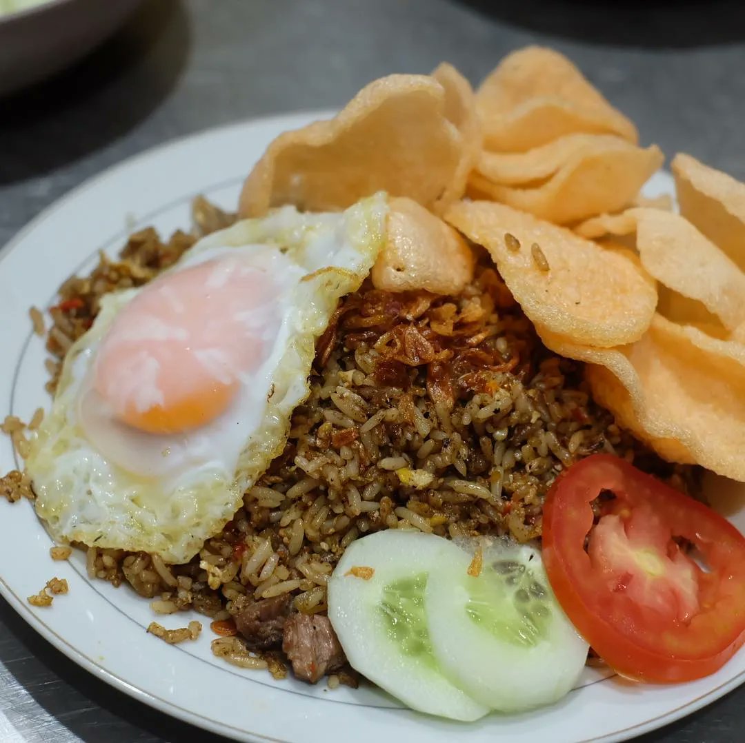 Semua negara aku pergi ada nasi goreng- memang worldwide punya makanan. Tapi sorry Nasi Goreng Indonesia tak sedap. Literally nasi digoreng guna kicap atau saus je.