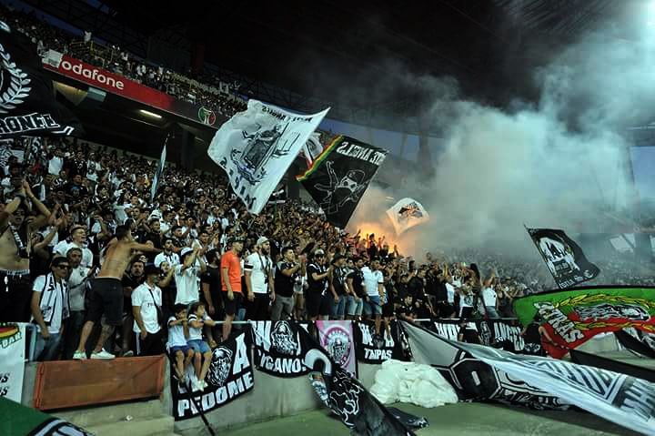 Ultras Vitória.

One of the most passionate supporter groups in Portugal.

Their identity is separate from that of Portugal’s ‘Big 3’.

They stand free.