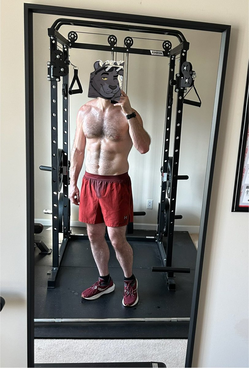 Couple of extra pics from my run yesterday

I think I just enjoy how I look when sweaty 😅