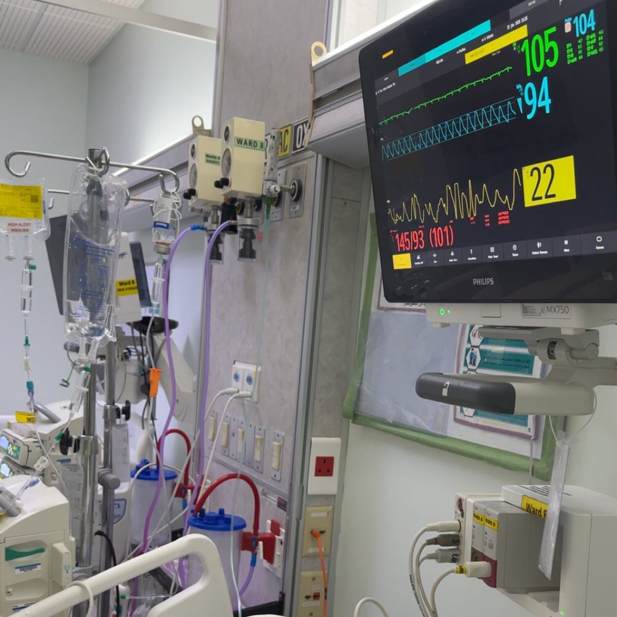 يؤلمني تعب أمي ويؤلمني عجزي أمامها 💔 ف يارب رفقاً بها، اللهم أشفي أمي وخفف عنها كل ألم تشعر به