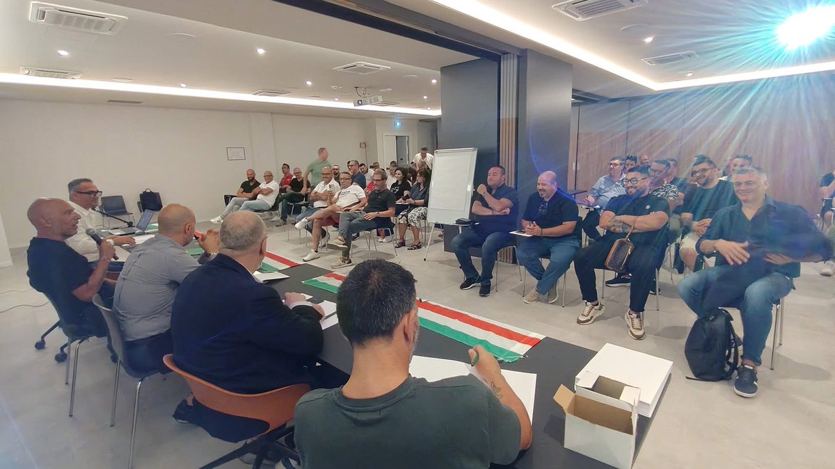 CislTaBr's tweet photo. #24giugno📆
📍Best Western Hotel #Massafra
🛠️ Si è svolto oggi il #Direttivo #FIM #CISL #TarantoBrindisi insieme contestualmente ad un incontro di #formazione📚 su #Saluteesicurezza nei luoghi di #lavoro⚠️
🟢 Il #SegretarioGenerale #UST #CISL #Taranto #Brindisi, #LuigiSpinzi:
🎙️ “In una fase in cui le transizioni industriali pongono sfide complesse, la #FIMCISL rappresenta un riferimento essenziale per garantire #tutele, #partecipazione e #contrattazione avanzata. Dal confronto sulle grandi crisi ai tavoli territoriali, fino alla quotidianità nei luoghi di lavoro, è fondamentale mantenere un impegno sindacale competente, coerente e strutturato. Grazie alla #FIM CISL Taranto Brindisi per il lavoro prezioso che continua a svolgere a beneficio delle #lavoratrici e dei #lavoratori #metalmeccanici.”
#USTCISL