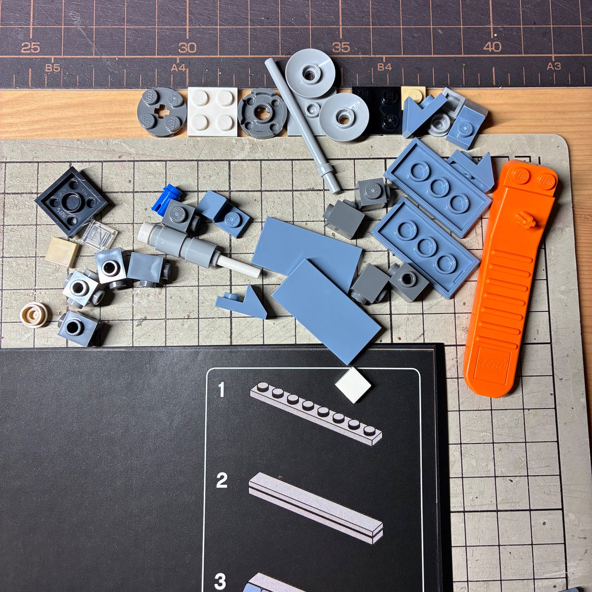 mbrid02's tweet image. 次に何を作ろうか考えながらレゴでリフレッシュ！キレイにパーツがはまってめちゃくちゃ楽しい！