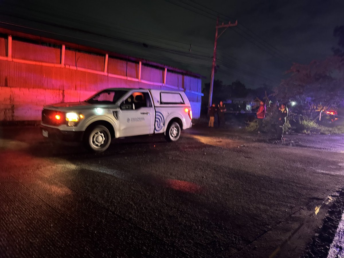 Un hombre y una mujer fueron atacados con arma blanca en la carretera libre a Zapotlanejo en la colonia La Gigantera de Tonalá, en medio de un violento asalto. El hombre murió tras ser degollado, la mujer se reporta grave de salud.