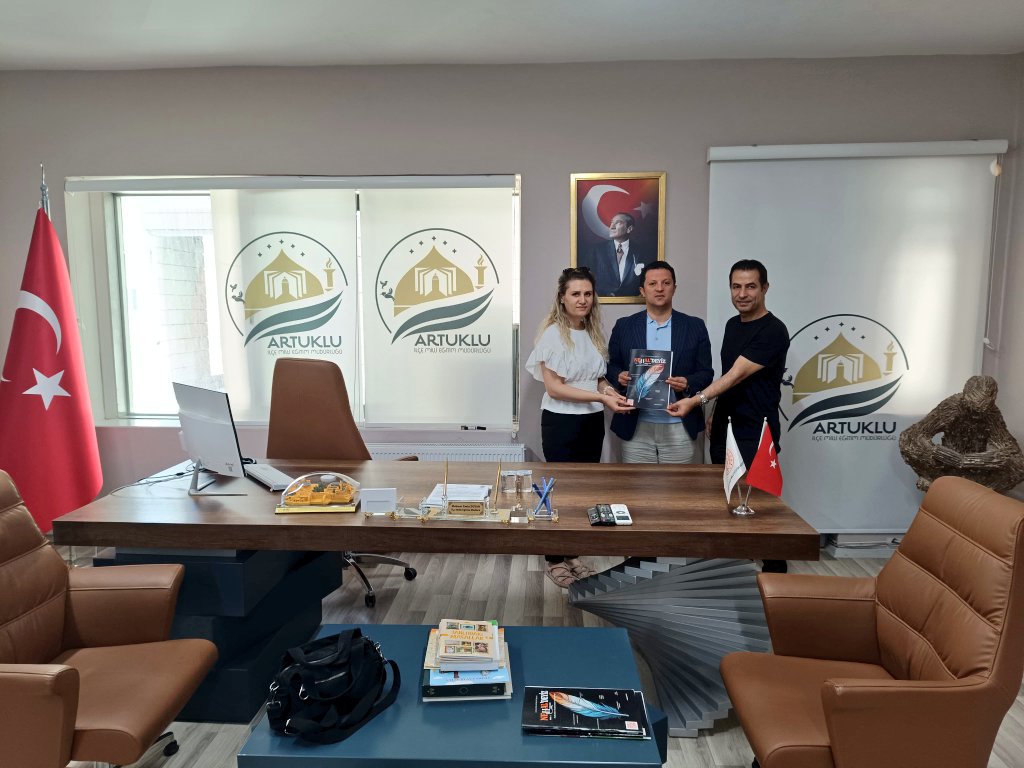 Prof. Dr. Necmettin Erbakan Anadolu Lisesi tarafından ilk kez hazırlanan okul dergisi, Artuklu İlçe Milli Eğitim Müdürümüz Sayın Mehmet Emin Duyan'a takdim edildi.