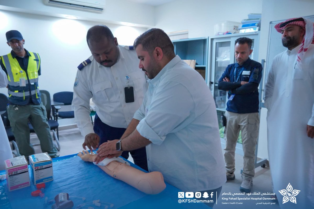 في إطار تعزيز الوعي المجتمعي وتطوير مهارات التعامل مع الحالات الطارئة، نُفذت دورة “المستجيب الأول” في #مستشفى_الملك_فهد_التخصصي_بالدمام، أحد مكونات #تجمع_الشرقية_الصحي، وذلك بحضور ممثل هيئة الهلال الأحمر السعودي بالمنطقة الشرقية.