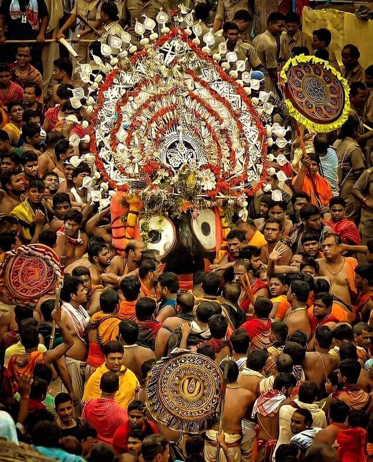 नेत्रों में करुणा, हृदय में भक्ति, और संग में अपार श्रद्धा।
यह दर्शन ही जीवन का परम सौभाग्य है ।
हरि बोल ! जगन्नाथ स्वामी नयनपथगामी भवतु में।
जय जगन्नाथ।।