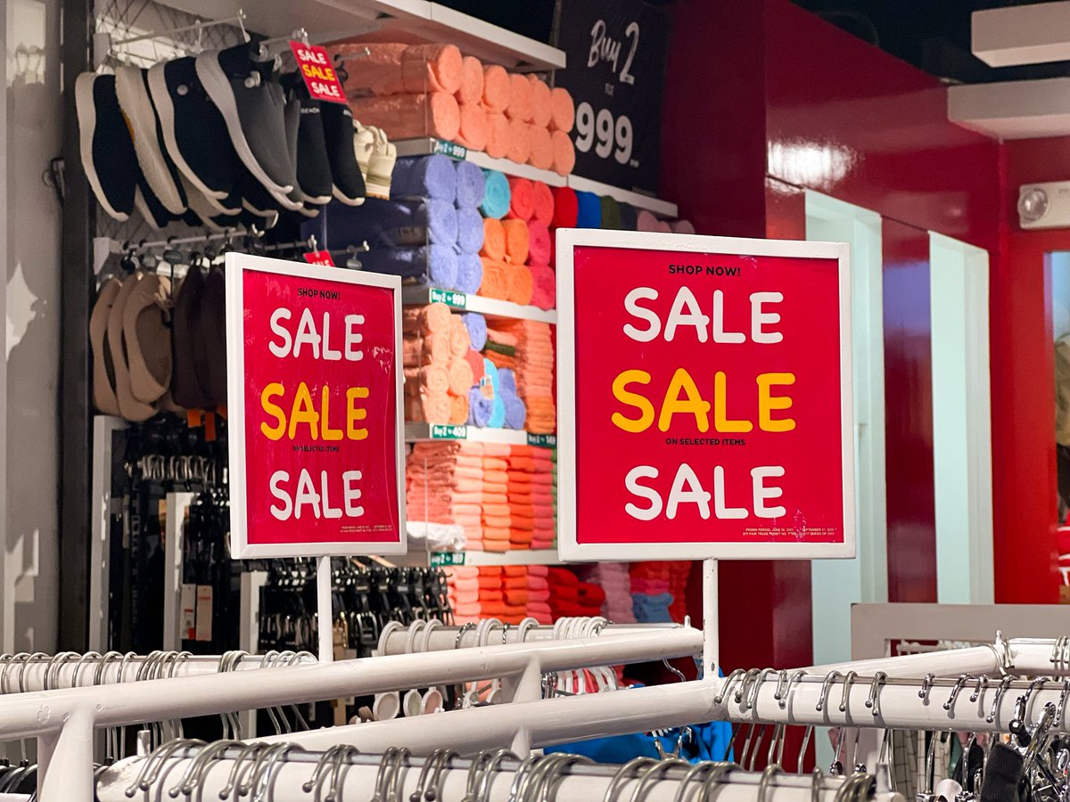 AranetaCity's tweet photo. Bench is on SALE! 🛍️
Score big at the #EndOfSeasonSALE at Bench!✨ Don’t miss your chance to shop your fave styles at discounted prices.
Visit them at the 📍 Ground Floor, Ali Mall today!💖
#AranetaCity #CityOfFirsts #BenchPH #AliMall https://t.co/lXCSwD4PWI