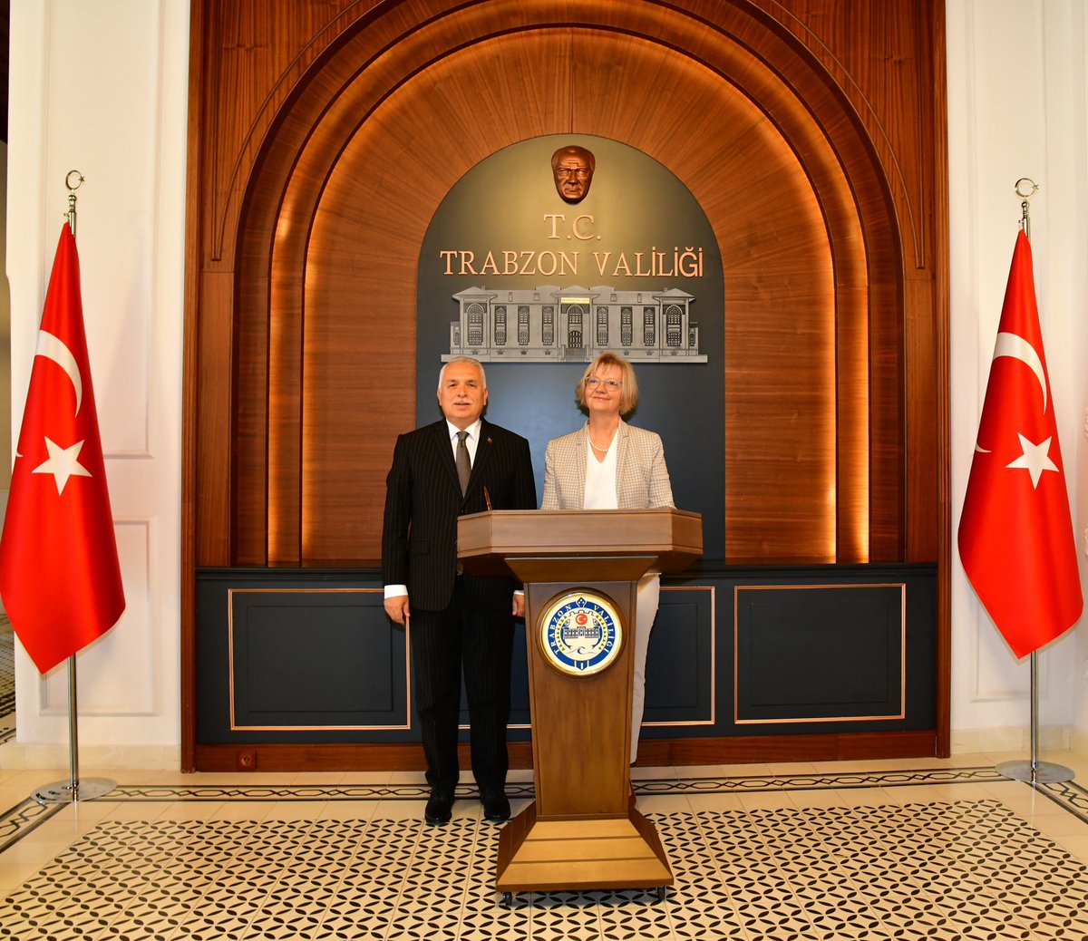 Trabzon Valisi Sayın Aziz Yıldırım’a sıcak karşılaması ve Trabzon’un Almanya ile #ekonomik ilişkileri üzerine yaptığımız değerli görüşme için teşekkür ederim. 🇩🇪🤝🏻🇹🇷