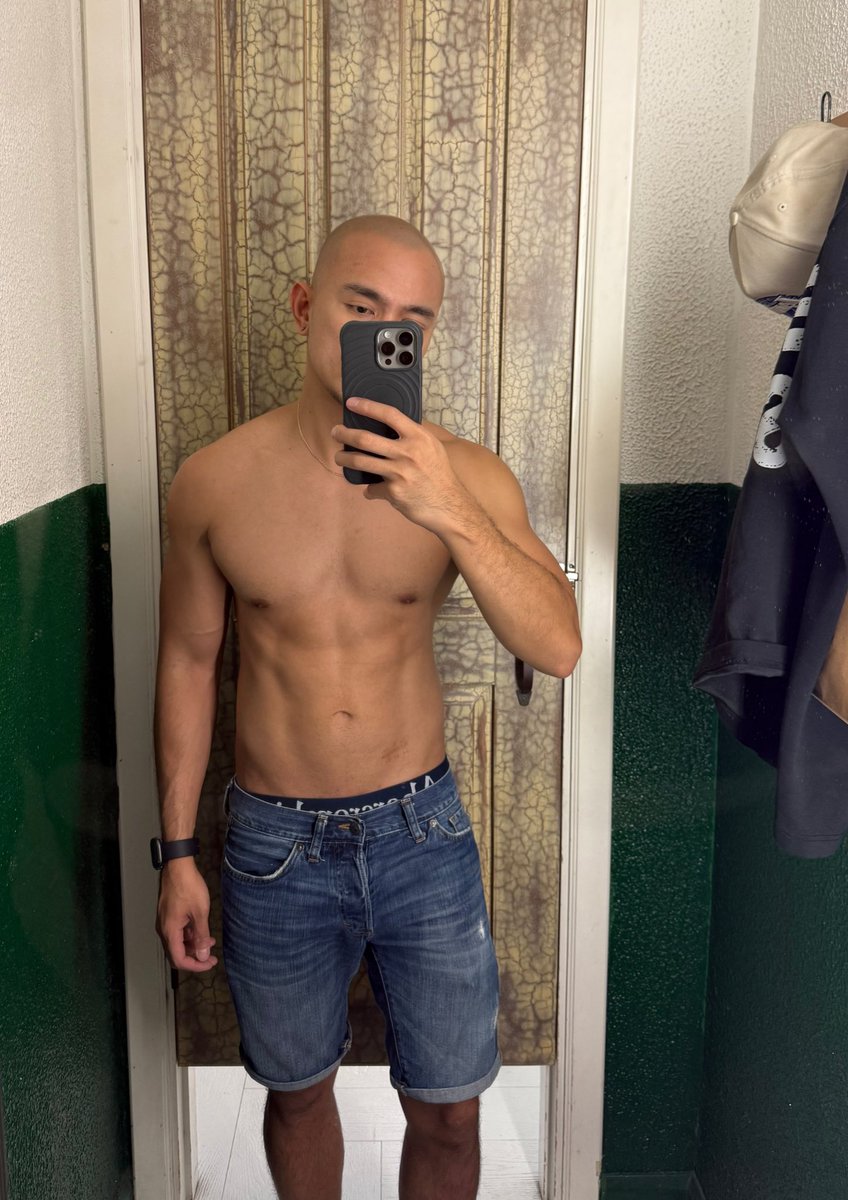 weebinuya's tweet image. Sneaking in a selfie moment in the fitting room 👔