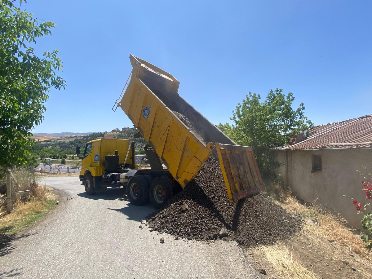 Yeşiltepe Mahallemizde yol genişletme çalışmalarımızı sürdürüyoruz.