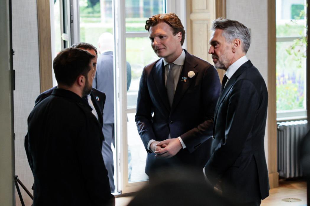 Met president Zelensky en minister Umerov bespreken we onze nieuwe steun aan Oekraïne.

Contracten met Oekraïense industrie voor 600.000 drones. En een nieuw €175M pakket voor radars, voertuigen en drones.

Onze steun gaat voluit door om Russische agressie tegen te houden. 🇳🇱🇺🇦