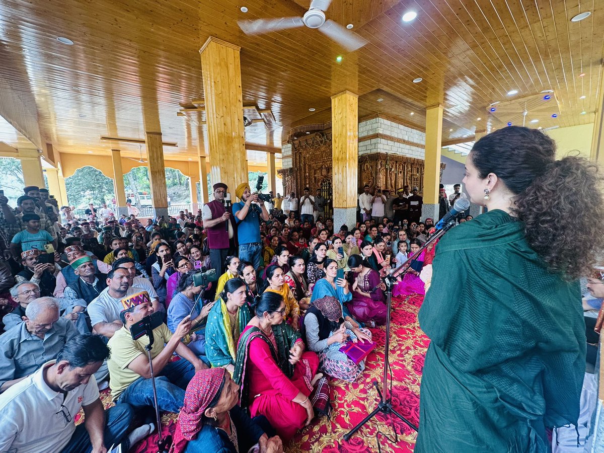 भारत सरकार की ओर से चल रही योजना के तहत विकसित भारत संकल्प यात्रा के अंतर्गत आज अपने संसदीय क्षेत्र में माननीय प्रधानमंत्री श्री नरेन्द्र मोदी जी के विकसित भारत संकल्प हेतु बंजार विधान सभा के बजौरा एवं सैंज में 
कुपोषित बच्चों एवं गर्भवती और धात्री महिलाओं को सुपोषण आहार प्रदान