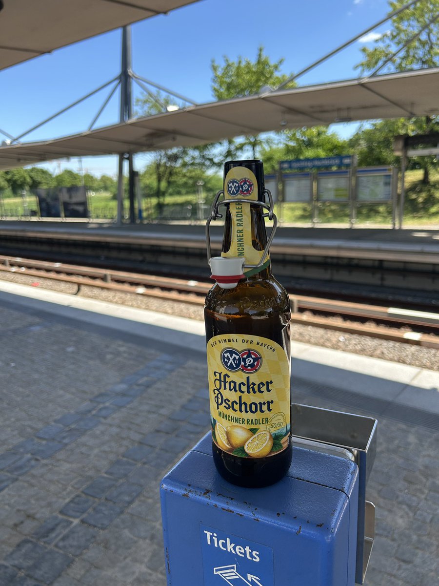 Ubahn! (U6)
Yenileme çalışması nanesi
Kaçırırsan 15 di key bekliyorsun
Kaçırdım 
Ama farkmaz
hava 27 derece
Çıtır rüzgarlı
açık metro durağı
Flexinhoo😎🤙🏻