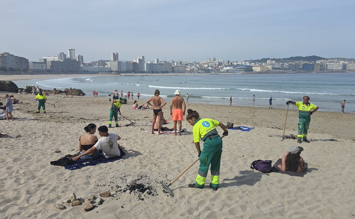 ❗ Retiran 44 toneladas de residuos de las playas tras la noche de San Xoán, 13 menos que el año pasado
👉 Los arenales se desalojaron a las 6.00 horas y los servicios de limpieza trabajaron sin descanso hasta dejarlos aptos para la jornada de playa
 lavoz.gal/85tcr5