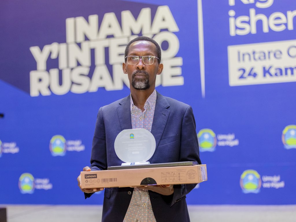 CityofKigali's tweet photo. Mu Nteko Rusange y'Umujyi wa Kigali, hashimiwe imidugudu 10 yahize iyindi mu marushanwa y'imiyoborere myiza aho abayobozi bayo bahawe mudasobwa zizabafasha kunoza inshingano bashinzwe.

#KigaliYacu https://t.co/i134fJ9rmn
