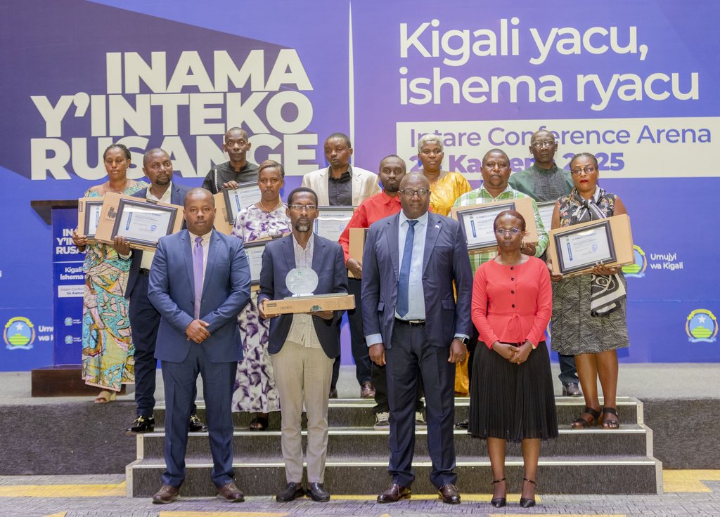 CityofKigali's tweet photo. Mu Nteko Rusange y'Umujyi wa Kigali, hashimiwe imidugudu 10 yahize iyindi mu marushanwa y'imiyoborere myiza aho abayobozi bayo bahawe mudasobwa zizabafasha kunoza inshingano bashinzwe.

#KigaliYacu https://t.co/i134fJ9rmn