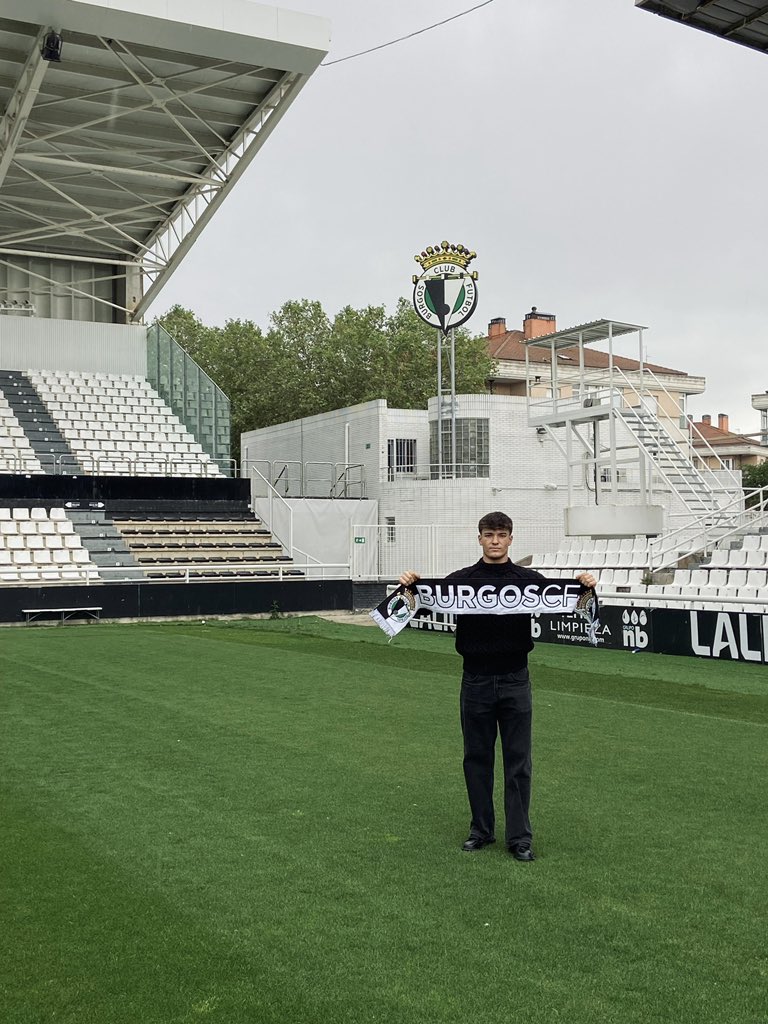 samuufedzz_'s tweet photo. Comienza una nueva etapa en @Burgos_CF 🤍🖤 https://t.co/z5CmubI0W5
