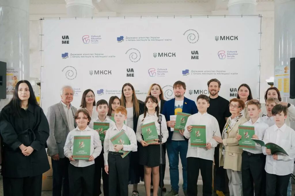 Батьки, якщо у вашій музичній школі чи на уроках музики застарілі підручники і вчителі хотіли би отримати щось більш актуальне, ось лінк на новеньке "Цікаве Сольфеджіо" і подяка Music Saves Ukraine та <a href="/ukrposhta/">Укрпошта</a> за доставку 30.000 примірників школам
 arts-library.com.ua/handle/1234567…